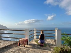 Yoga auf der Terrasse RM Green Hotel, Santo Antão