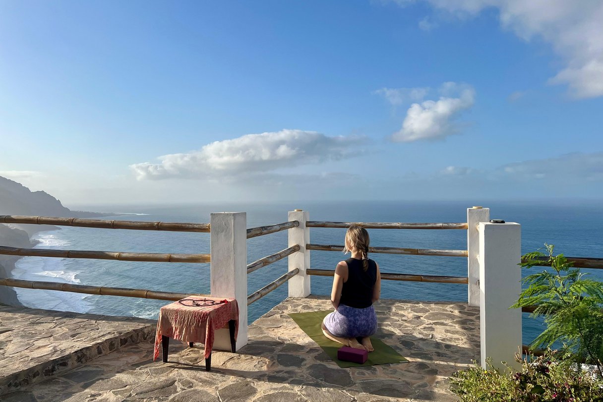 Yoga auf der Terrasse RM Green Hotel, Santo Antão Yoga auf der Terrasse RM Green Hotel, Santo Antão