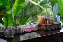 Frische Säfte und Tee