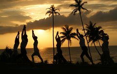 Hotel Barberyn Beach Yoga bei Sonnenuntergang