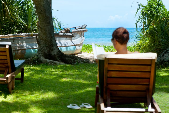 Hotel Surya Lanka Ausruhen Frau auf Liegestuhl mit Blick aufs Meer