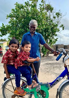 lokale Dorfbewohner auf Fahrrad 