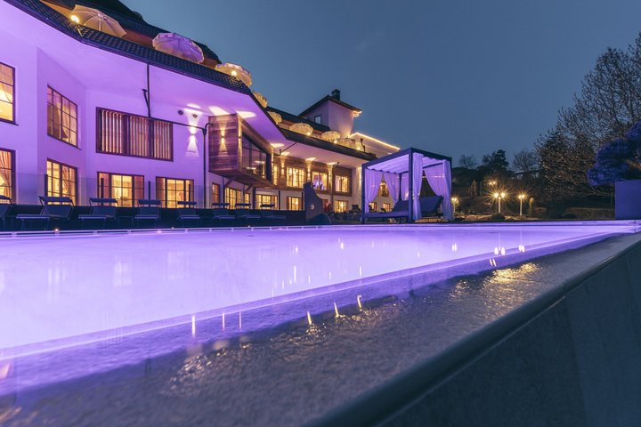Hotel Pool in der Nacht beleuchtet
