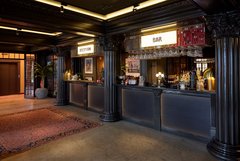 Rezeption und Bar