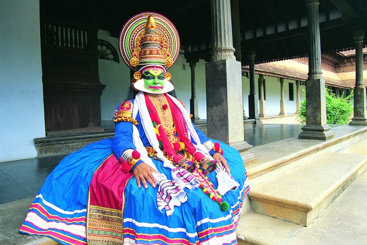 Katakali Show Kerala verkleideter Mann der tanzt 