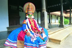 Katakali Show Kerala verkleideter Mann der tanzt 