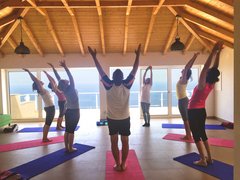 Yogaraum in der Quinta mit Menschen die Yoga praktizieren 