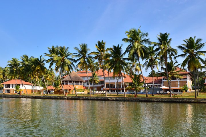 Kalari Rasayana Aussenansicht vom See