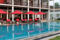 Hotel Ananda Hauptgebäude mit Pool