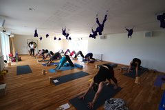 Yoga Raum mit Leuten am üben 