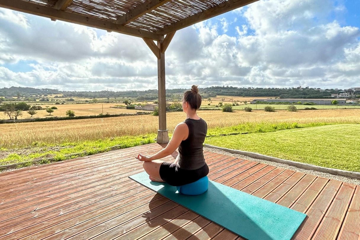 Sukhasana auf der grossen Yogaplattform Sukhasana auf der grossen Yogaplattform