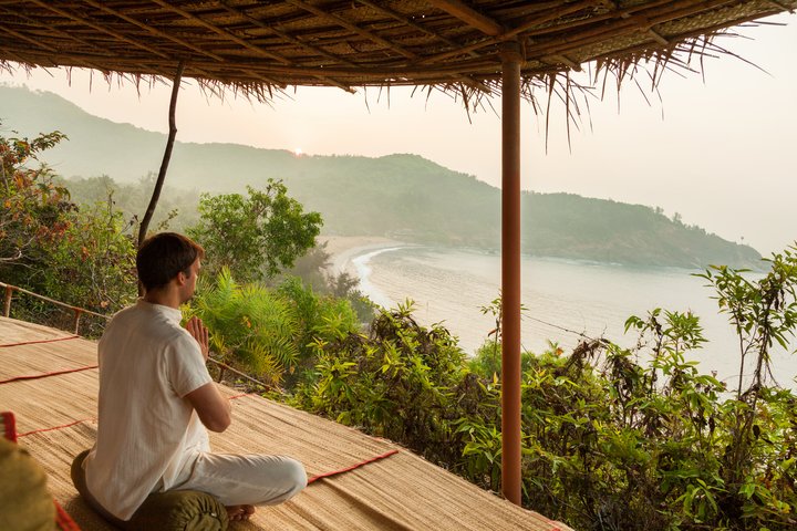 Hotel Swa Swara Meditation mit Blick über das Meer