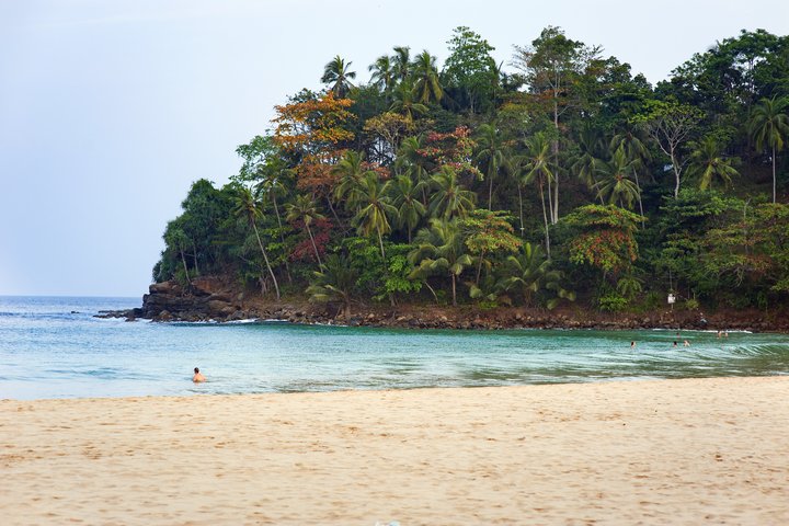 Hotel Surya Lanka Strand mit Blick auf Hügel