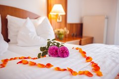 Fontana Zimmer Bett mit Blumen dekoriert 