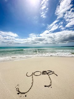 Yoga geschrieben im Sand 