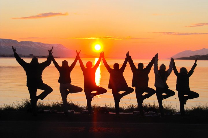 Island Yoga Gruppe Sonnenuntergang 