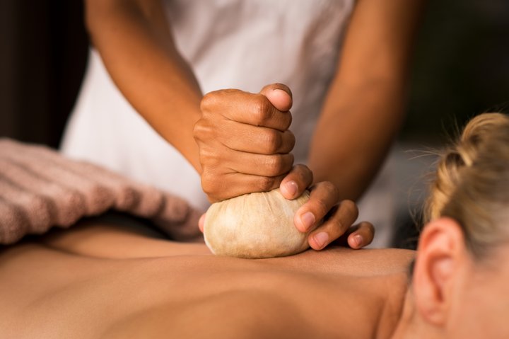 Massage mit warmen Kräutern