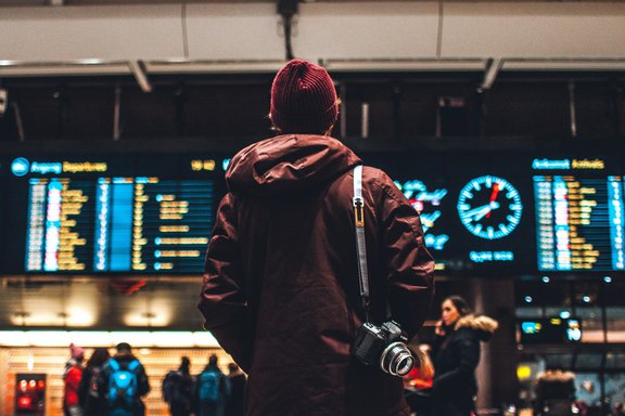 Reisende Person am Flughafen