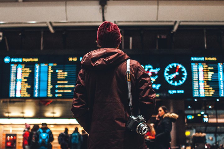 Reisende Person am Flughafen