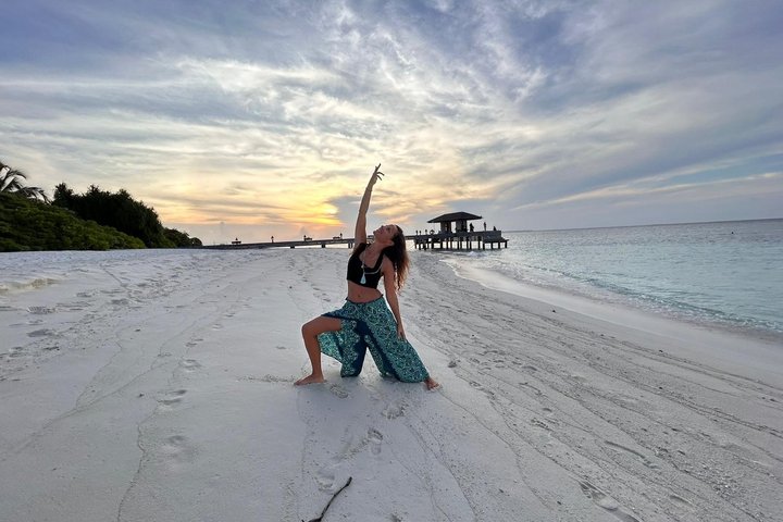 Frau am Strand Malediven 