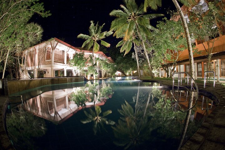Hotel Barberyn Reef Pool in der Nacht