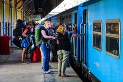 Sri Lanka Zug Leute die einsteigen in den Zug 