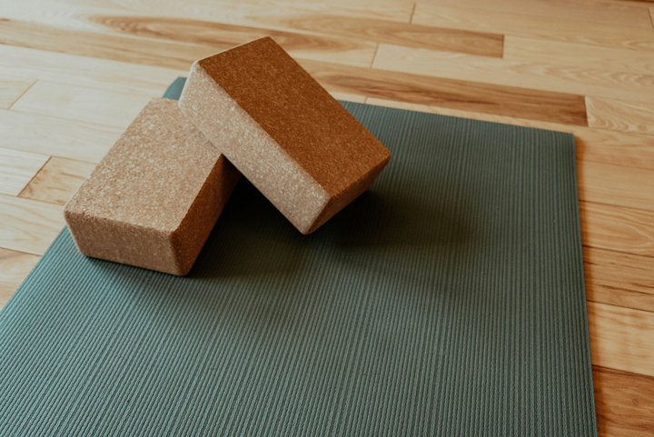 Yogablöcke und Yogamatte