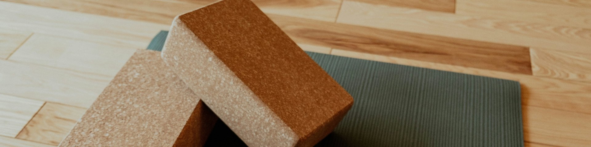 Yogablöcke und Yogamatte