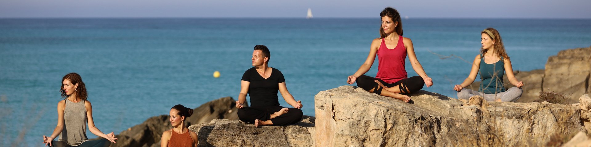 Yoga Gruppe am Meer 