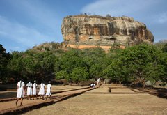 Sri Lanka heiliger Felsen mit Frauen vor dem Felsen 