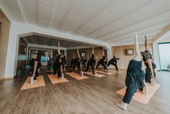Eine Gruppe die Yoga praktiziert 